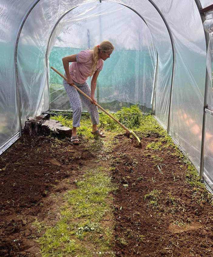 Şöhreti bırakıp doğaya çekilen ünlü manken tarlada çalışmaya başladı - Resim: 6